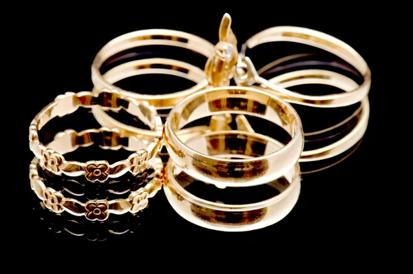 黒に金の指輪をクローズ アップ — ストック写真