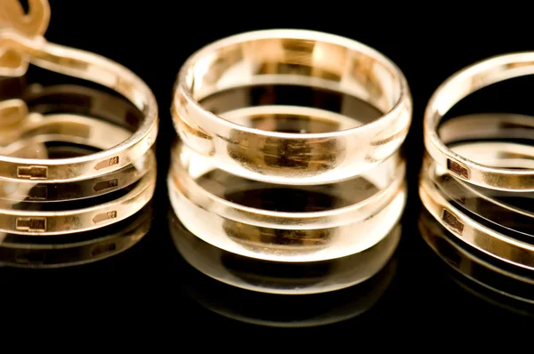 Gouden ring op zwarte close-up — Stockfoto