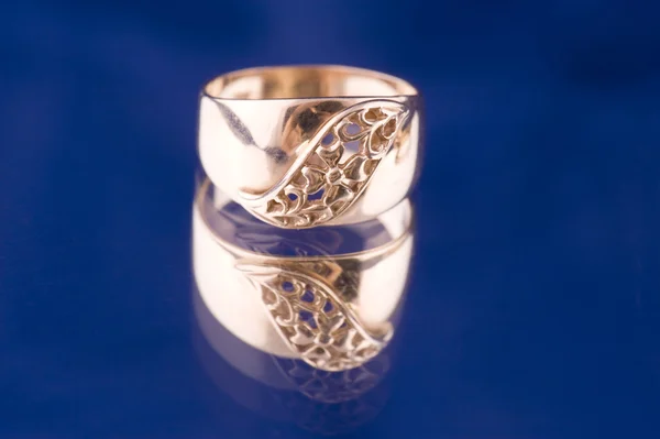 Arany gyűrű közelről kék — Stock Fotó