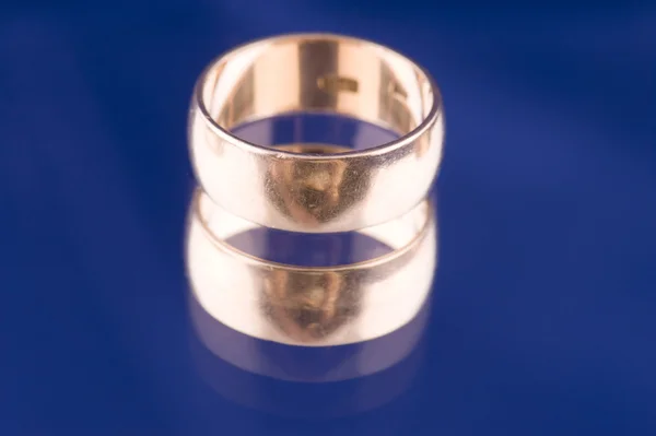 Golden ring closeup on blue — Stock Photo, Image