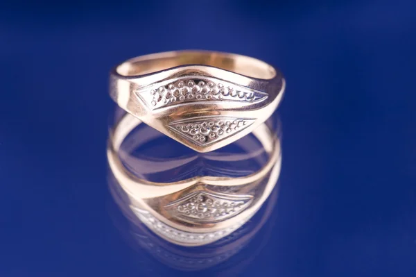 Χρυσό δαχτυλίδι μακροεντολή μπλε — Φωτογραφία Αρχείου