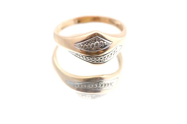 Goldener Ring Makro auf Weiß — Stockfoto
