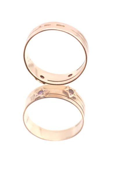 Zlatý prsten na bílém pozadíホワイトのゴールデン リング — Stock fotografie