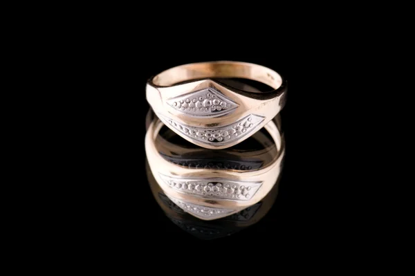 Zlatý prsten na černém makro — Stock fotografie