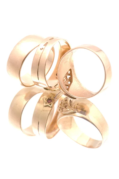 Złote pierścienie na biały — Zdjęcie stockowe
