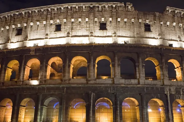 Итальянский Колизей ночью закрывают — стоковое фото