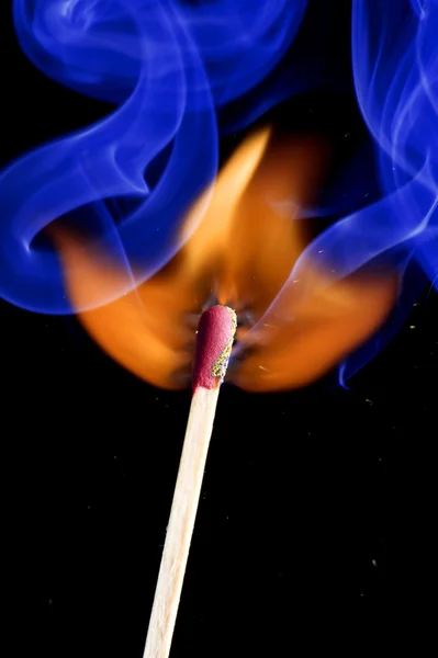 Streichholz in Flammen Nahaufnahme — Stockfoto