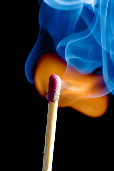 Streichholz in Flammen — Stockfoto