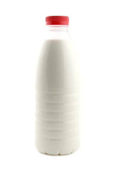 Beyaz süt şişesinde — Stok fotoğraf