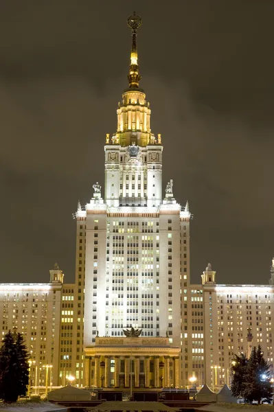 夜のモスクワの州立大学 — ストック写真