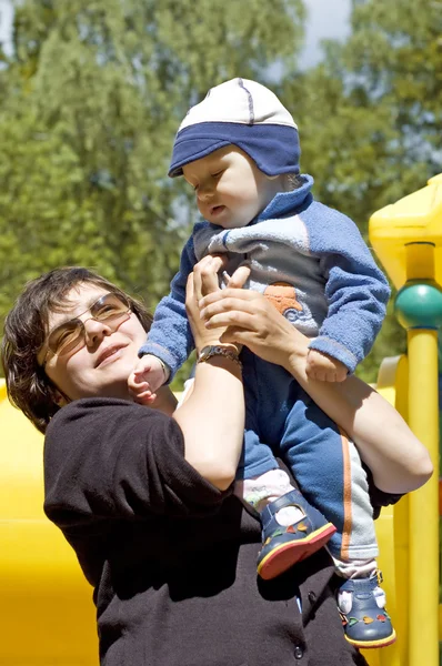 Madre e bambino nel parco — Foto Stock