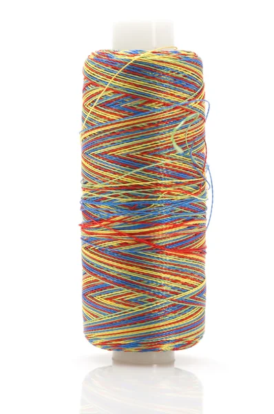Многоцветные швейные рулоны — стоковое фото