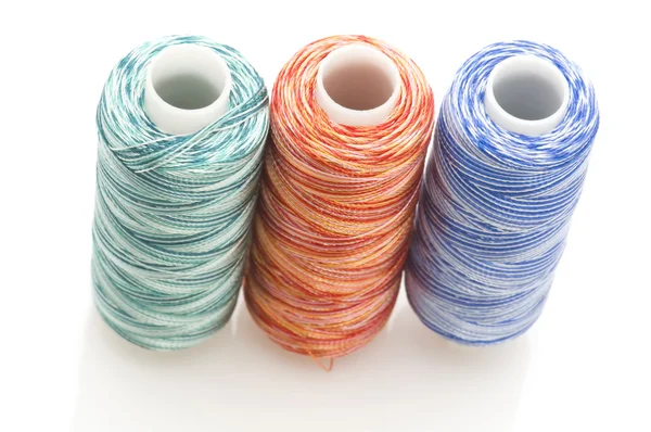 Різнокольорові швейні рулонах — стокове фото