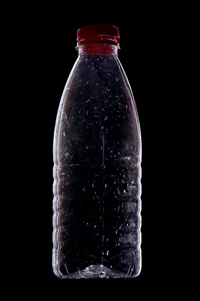 Пластикова пляшка на чорному — стокове фото