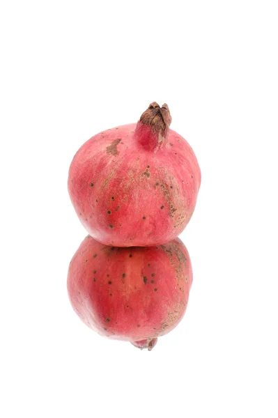 Granatapfel auf Weiß — Stockfoto