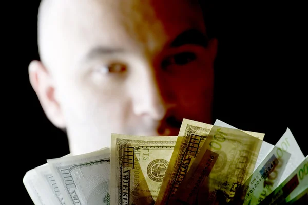 Retrato homem em preto com dinheiro — Fotografia de Stock