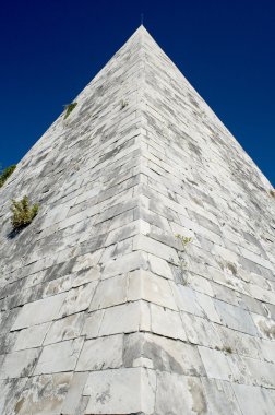 Roma closeup piramit