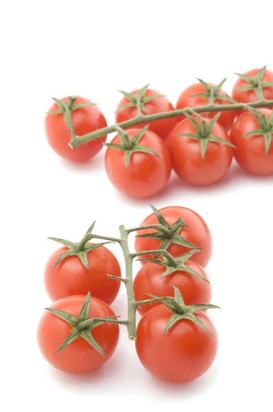 Gros plan de tomate crue sur blanc — Photo