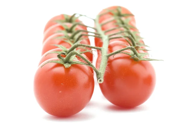 Rauwe tomaat op witte achtergrond — Stockfoto