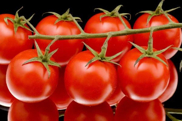 Rode tomaten op zwart — Stockfoto