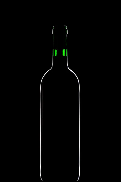 Красная бутылка вина на черном — стоковое фото