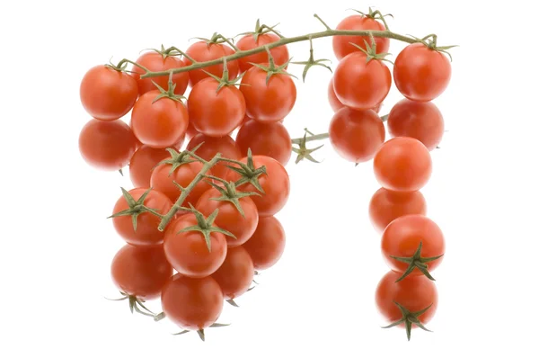 Rijpe rauwe tomaat op wit — Stockfoto