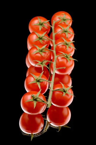 Rijpe tomaat op zwarte close-up — Stockfoto