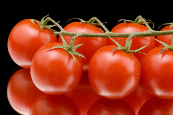 Tomate mûre sur noir — Photo