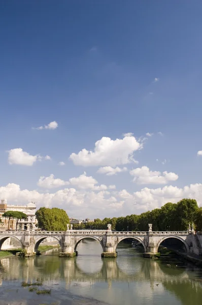 Rom floden med bridge — Stockfoto