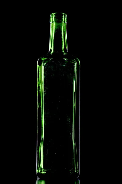 Fles wijn op zwart — Stockfoto