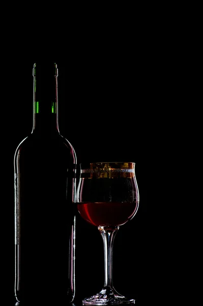 Бокал вина с бутылкой — стоковое фото