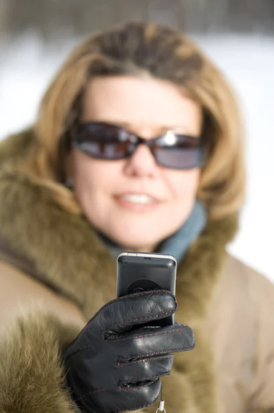 Kobieta i telefon komórkowy z bliska — Zdjęcie stockowe