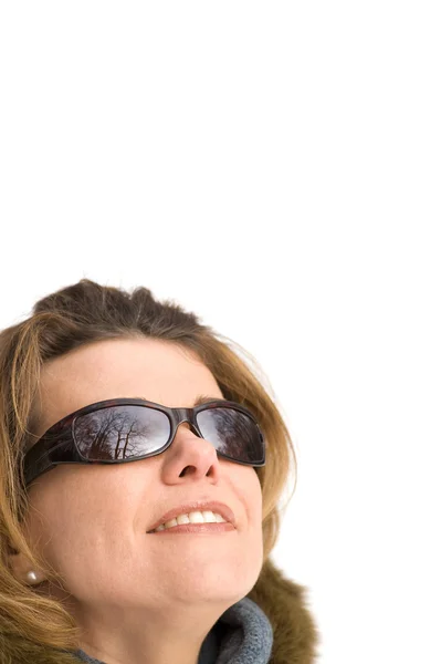 Γυναίκα σε γυαλιά ηλίου σε λευκό — Φωτογραφία Αρχείου