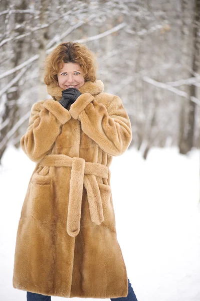 Mujer en el abrigo de piel — Foto de Stock