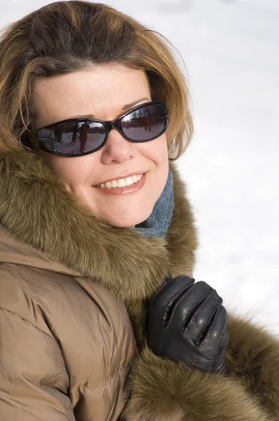 Kobieta na okulary przeciwsłoneczne z bliska — Zdjęcie stockowe