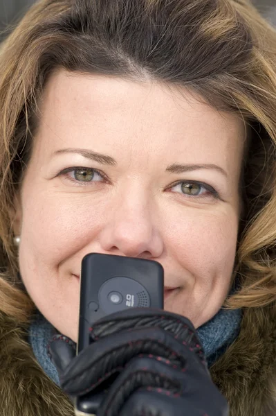 Kobieta z telefonu komórkowego makro — Zdjęcie stockowe