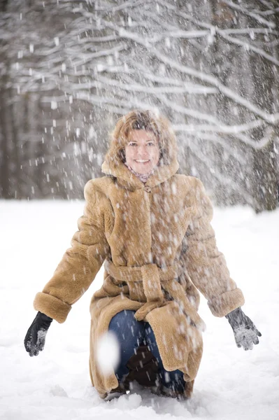 Donna con neve nel parco — Foto Stock