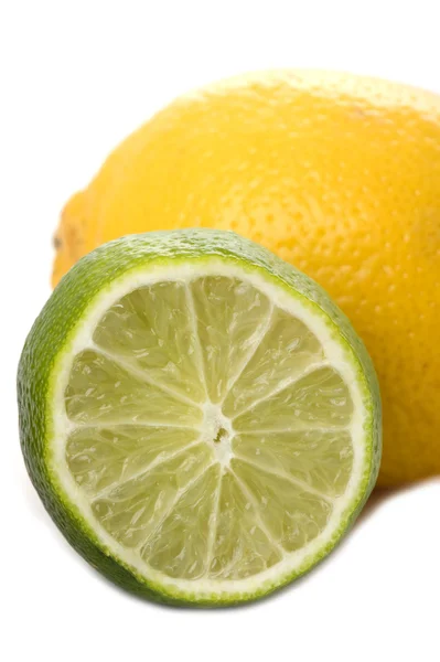 Lima y limón sobre fondo blanco — Foto de Stock