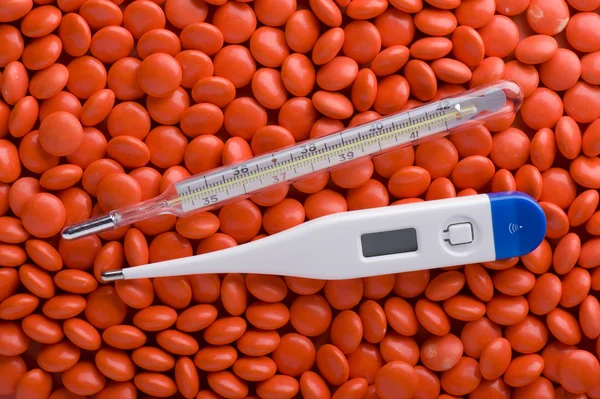 Orvosi tabletta és hőmérő makró — Stock Fotó