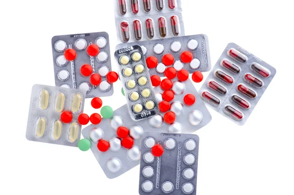 Medicinska tabletter på vit — Stockfoto