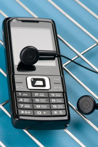 Mobilní telefon na modrém pozadí — Stock fotografie