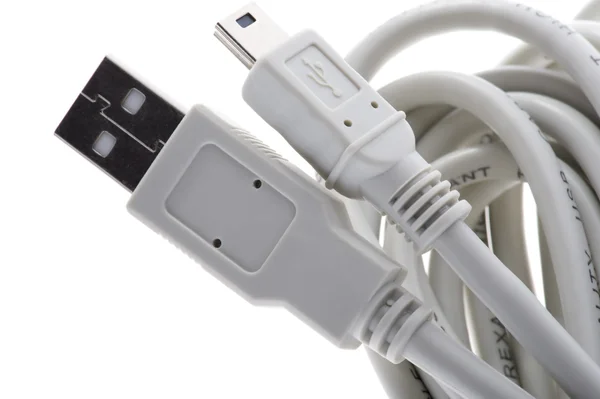 Компьютерный кабель на белом макросе — стоковое фото