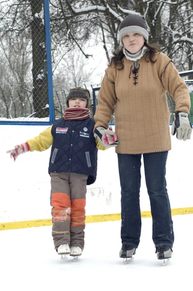 Anya tanulni korcsolyázni a fia — Stock Fotó