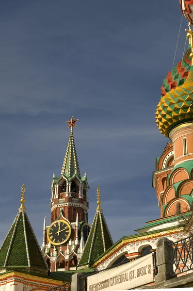 Hodinová věž moskevského Kremlu zblízka — Stock fotografie