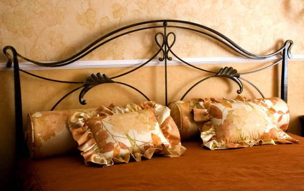 Bett mit schön geschmiedetem Polster — Stockfoto