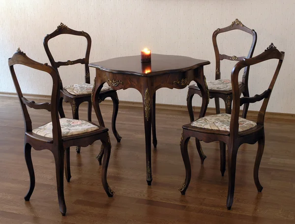 테이블과 네 개의 자 — 스톡 사진
