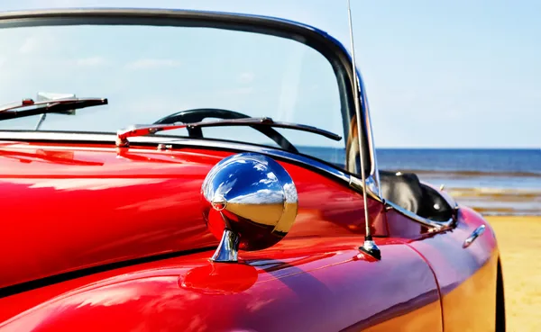 Alter klassischer roter Jaguar am Strand — Stockfoto