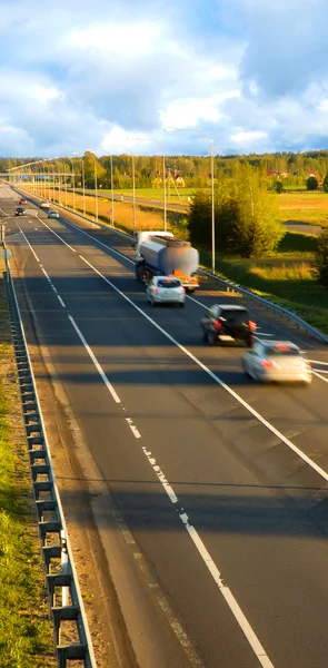 Tráfico en la autopista (desenfoque de movimiento ) —  Fotos de Stock