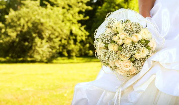 新娘，新娘用新娘花束 — 图库照片