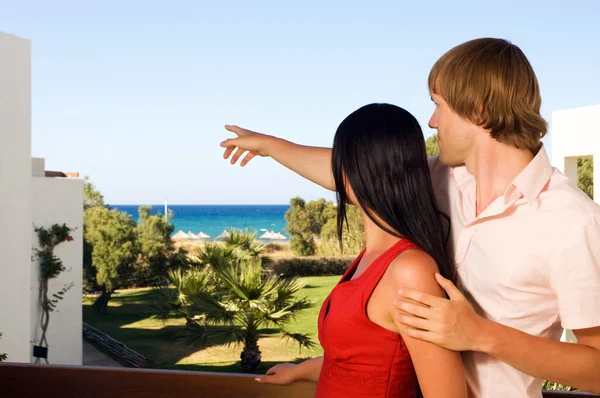 Cuplu tânăr pe terasa hotelului — Fotografie, imagine de stoc